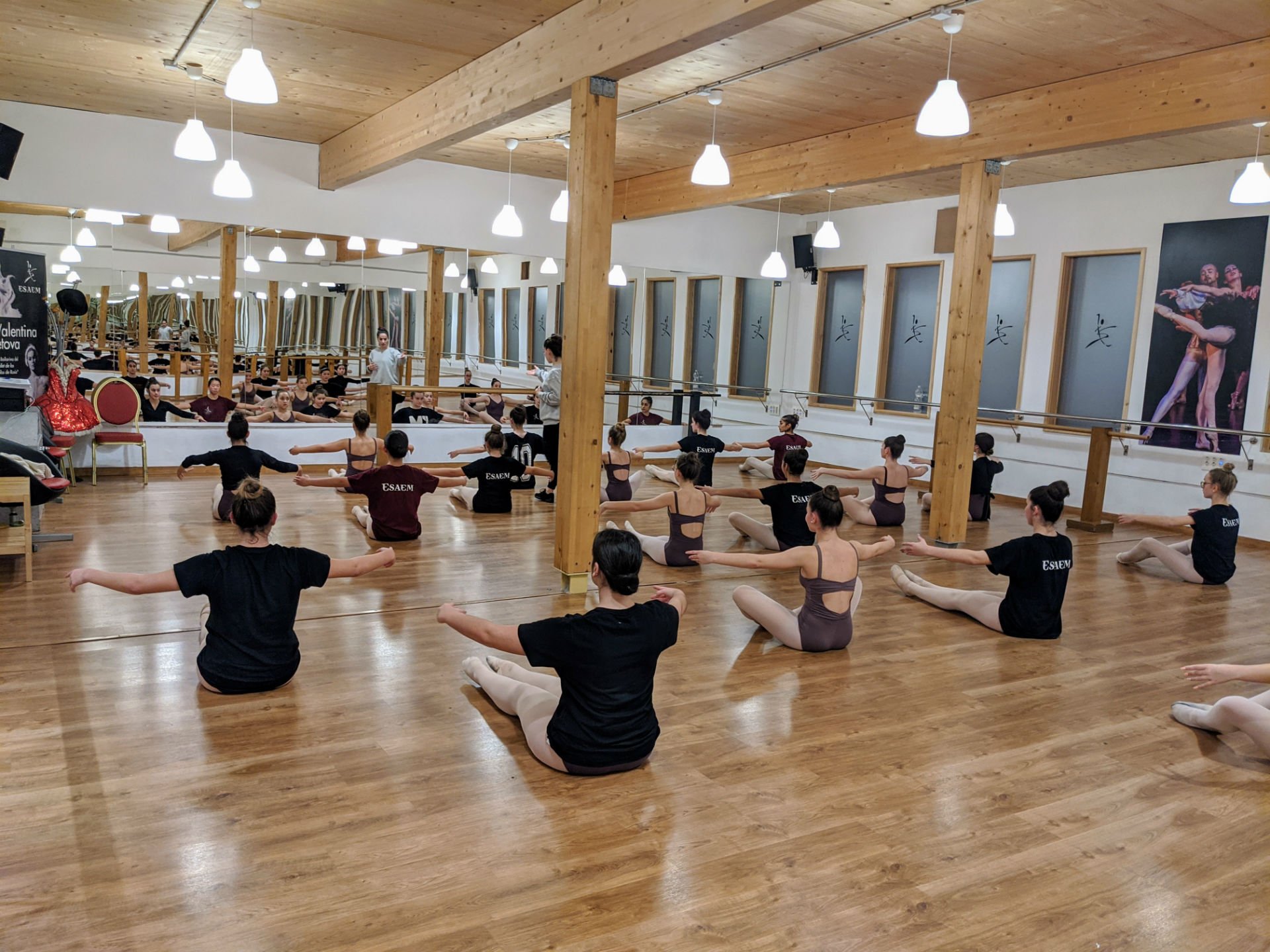 Sala de danza de ESAEM con pilares, vigas y techo de madera