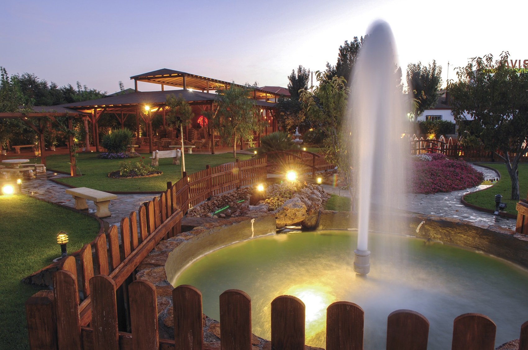Cubiertas de madera, jardines y fuente en Mayerlin
